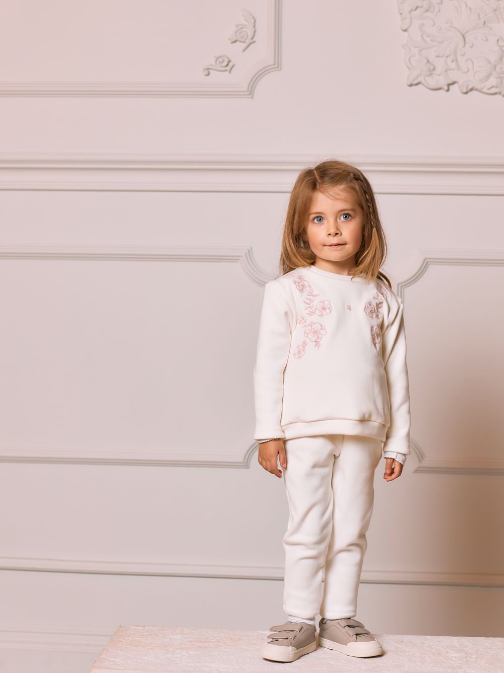Ecru set with flower embroideries