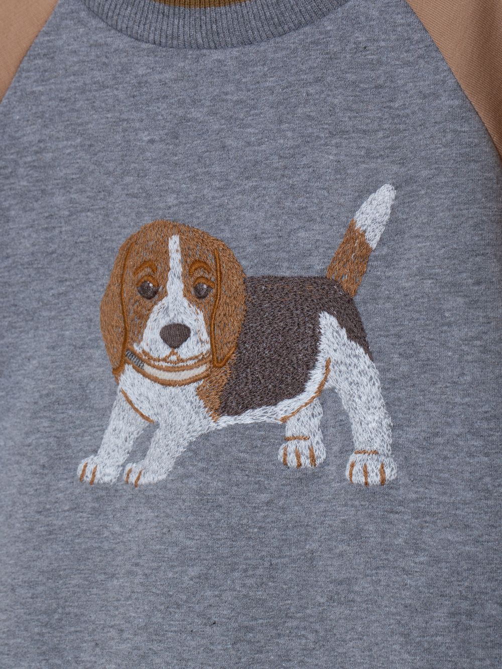 Grey sweater with beagle