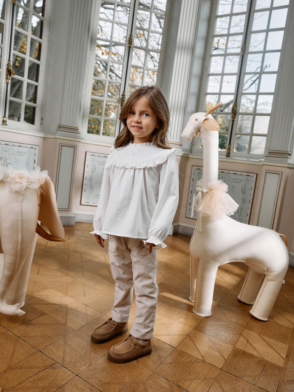 Elegant beige embroidered trousers