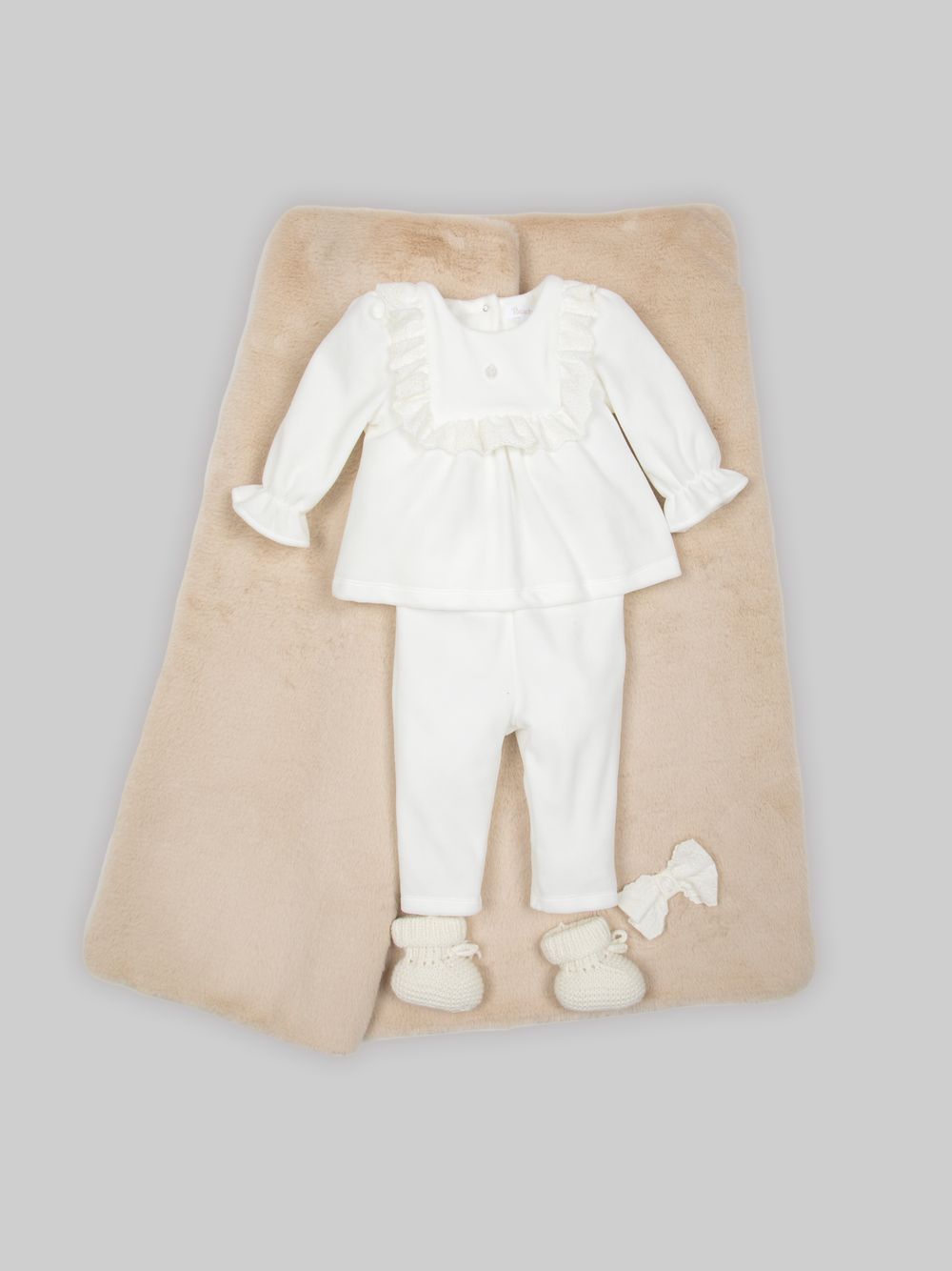 Beige fur blanket with bow
