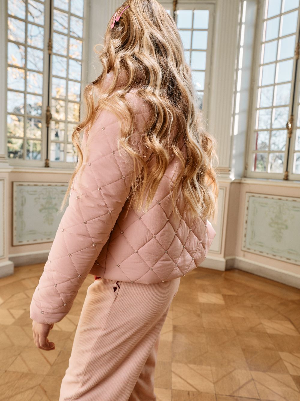 Pale pink pants with embroidery and an elegant finish