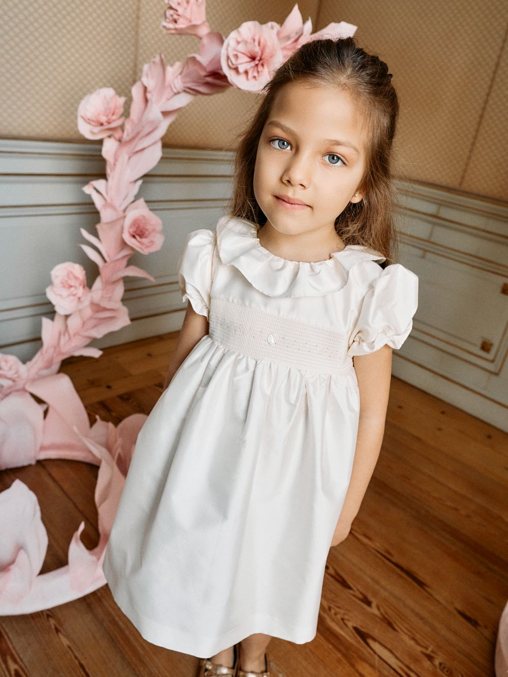 Beige dress with a ruffled collar and short sleeves