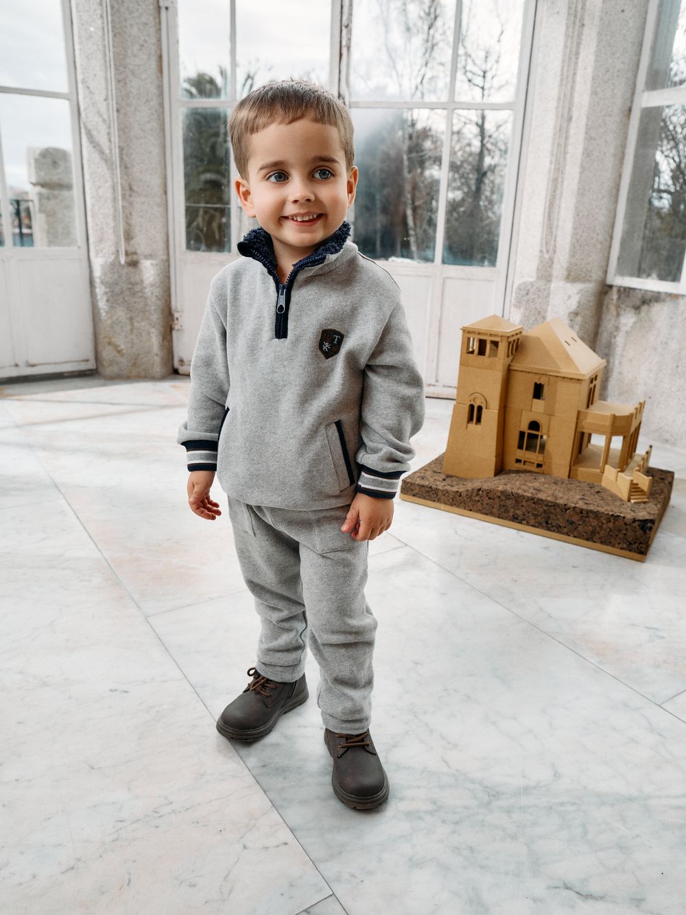 Elegant grey sweater with zipper
