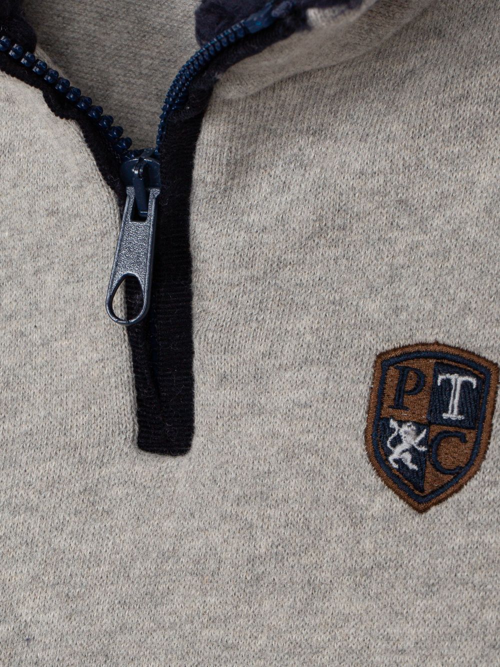 Elegant grey sweater with zipper