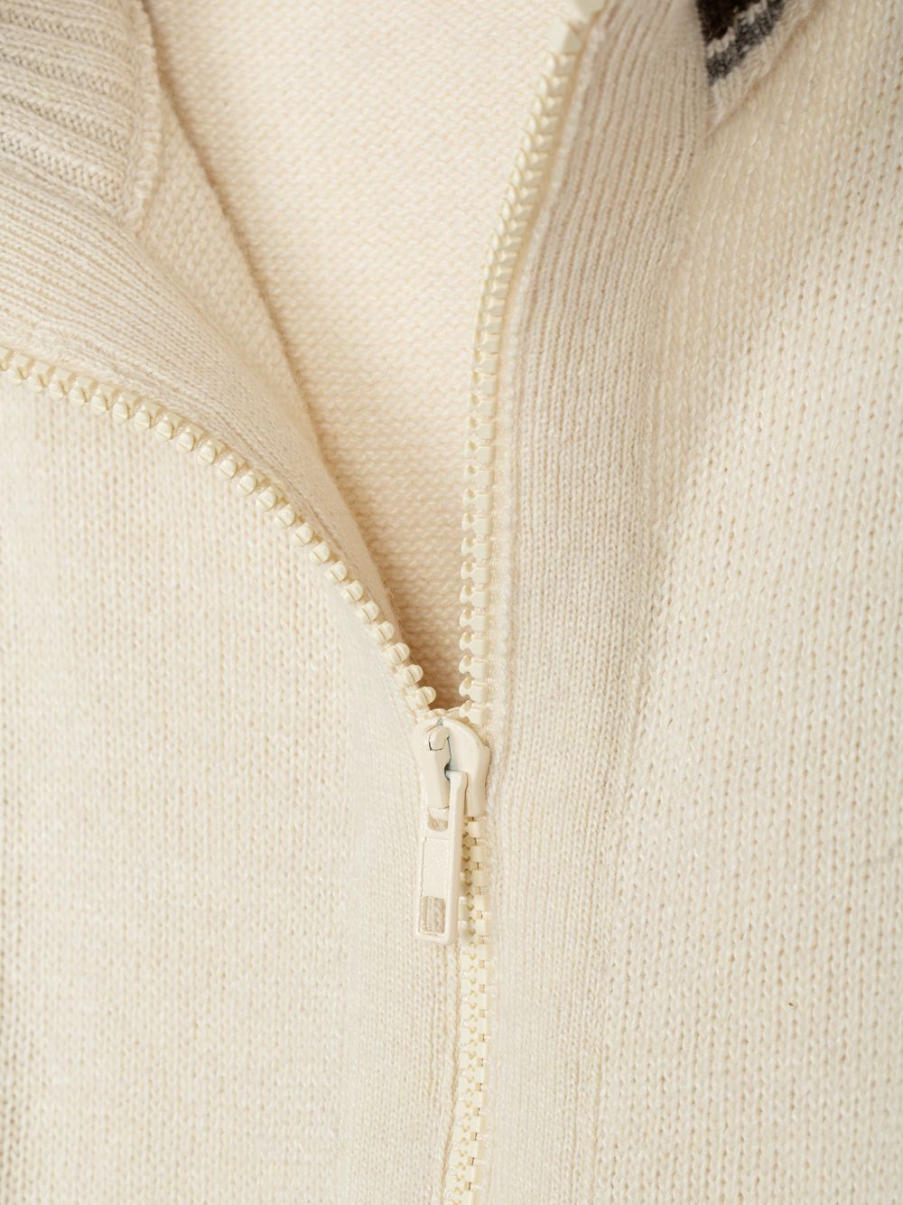 Beige knitted coat with a zip and an elegant design