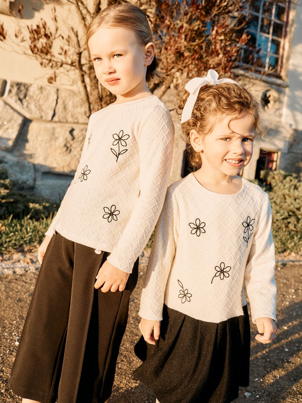 Elegant beige t-shirt with floral embroidery