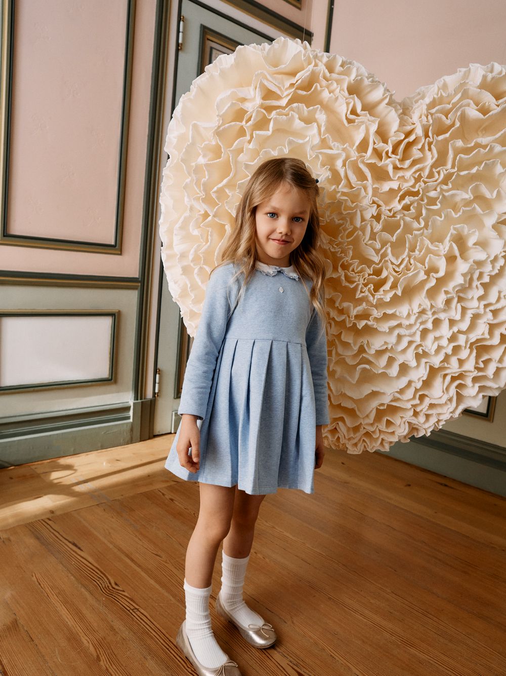 Elegant blue dress with embroidered collar