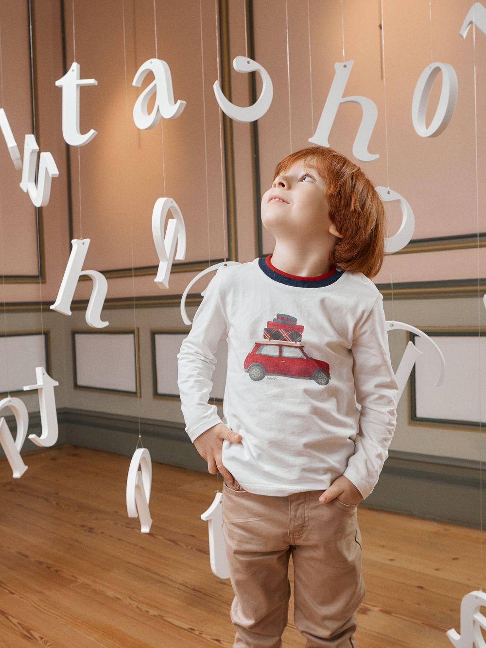 Elegant ecru T-shirt with a classic design