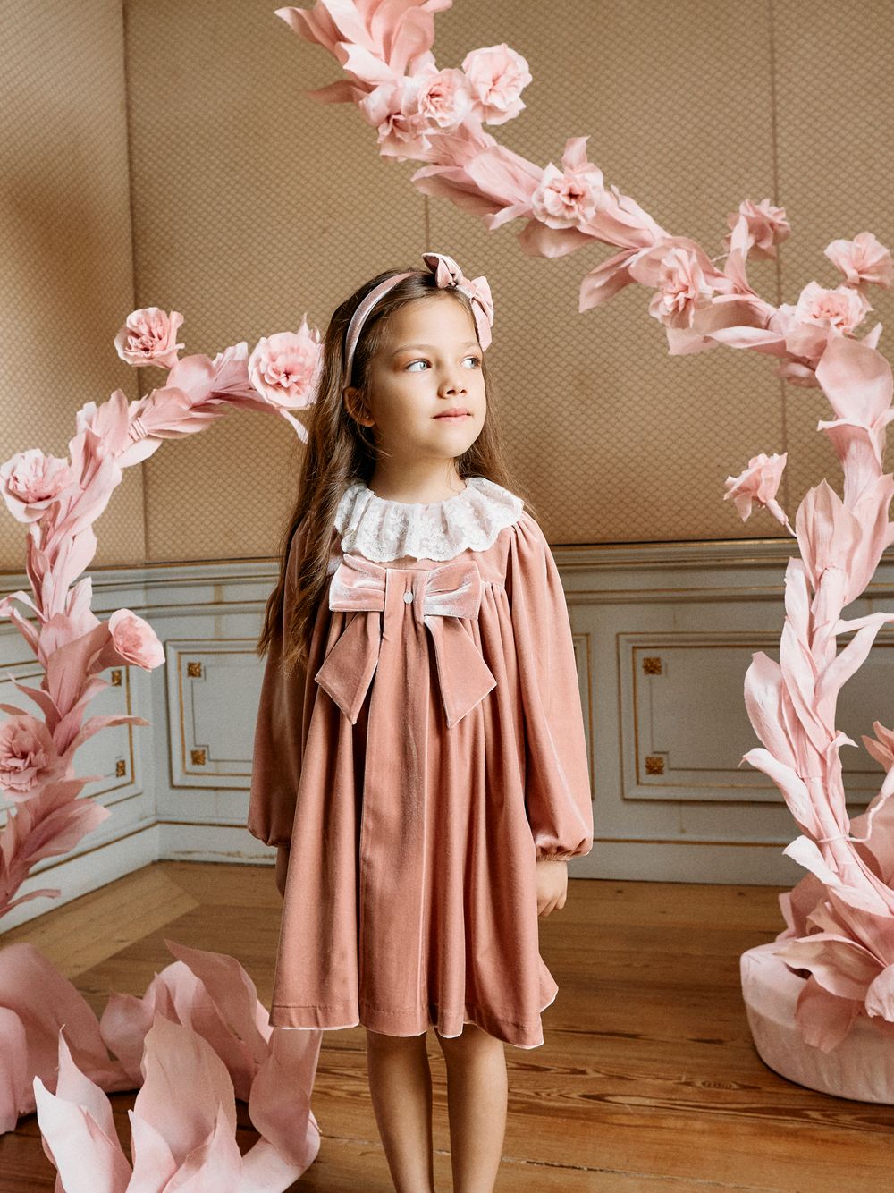 Elegant pink dress with bow and lace collar