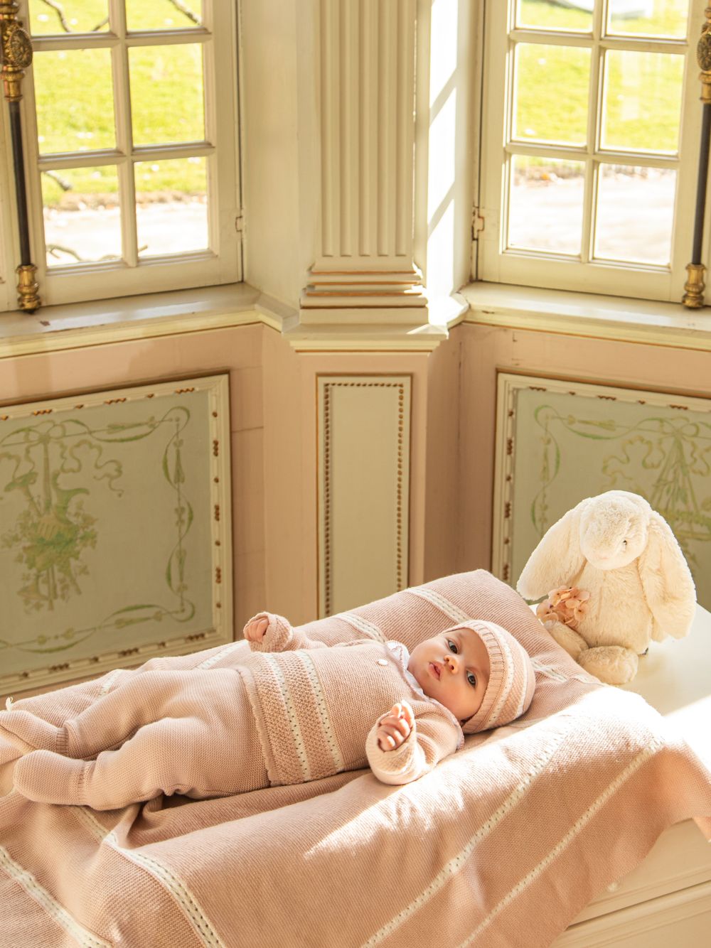 Pink knitted set with an elegant design